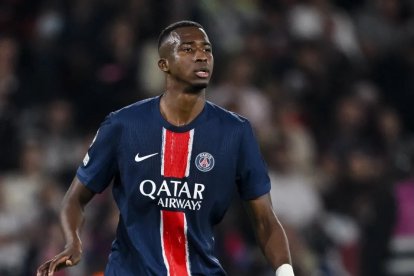 Willian Pacho, defensa ecuatoriano del PSG, podría ser titular en el once parisino.