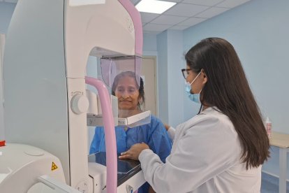 Mujer se atiende con especialistas mastólogos en hospital de Guayaquil.