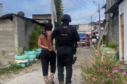 Momento en que Jersón José Nazareno Quintero, alias "Yiyo" es capturado por agentes de la Policía Nacional.