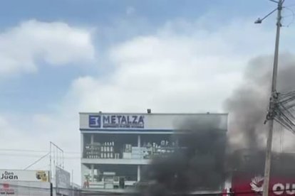 El vehículo se incendió en llamas en la vía a Daule.