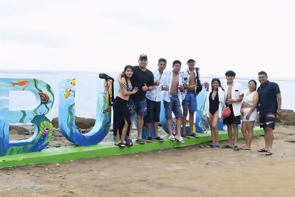 Al llegar a Bunche, una brisa salada acaricia el rostro de los turistas.