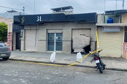 Al pie del estudio jurídico dejaron una maleta con explosivos que detonaron.