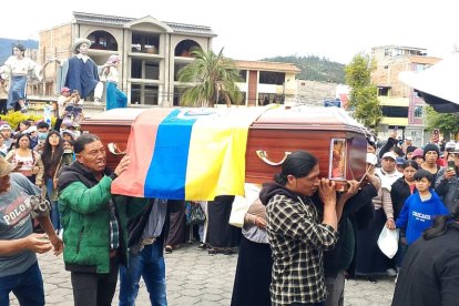 José Guamán fue despedido por sus familiares y amigos en las mismas calles de Imbabura donde recibió un disparo en su cuerpo.