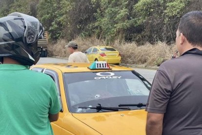 Dos hombres fueron sorprendidos a tiros al interior de un taxi que recorría el norte de Manabí