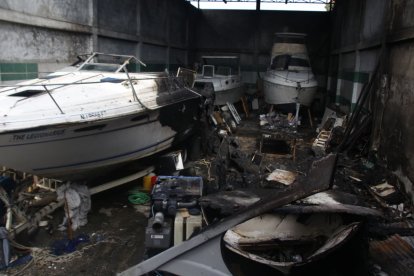 El incendio consumió tres embarcaciones.