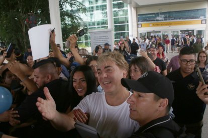Cristian Castro llegó a Guayaquil y fue recibido por sus fanáticos y reporteros