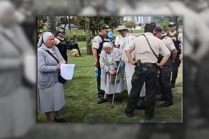 Las mojas se asustaron cuando los policías las desalojaron.