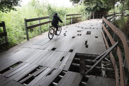 Grandes huecos, por los tablones dañados, es lo que tienen que evadir los comuneros, a pie o en bicicleta.