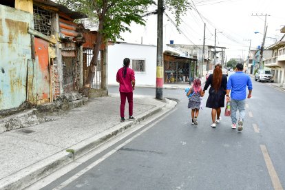 Familiares de Génesis Alcívar Ruiz llegaron a la morgue para retirar su cuerpo. Con profundo dolor contaron que deja tres hijos huérfanos.