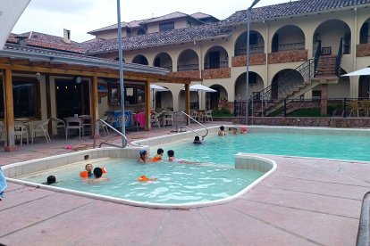Hasta los niños disfrutan de un relajante baño en las piscinas.