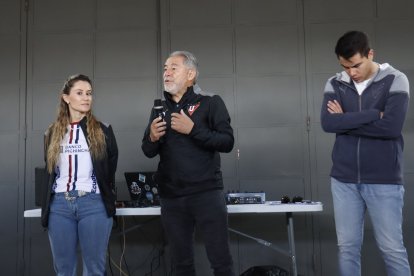 Isaac Álvarez (c), presidente de Liga de Quito, agradeció a los hinchas por dejar su huella en el estadio.