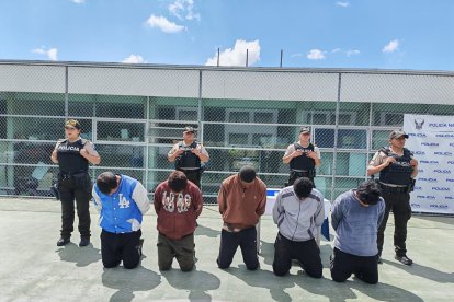 Cinco hombres fueron capturados en Oyacoto, norte de Quito, por robo de autos.