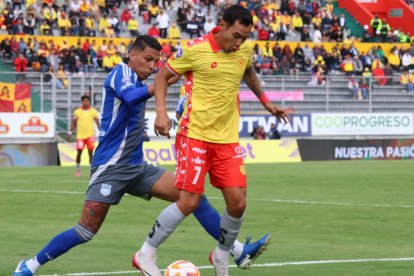 La intensidad y férrea marca de ambos equipos marcó el Aucas vs. Emelec.