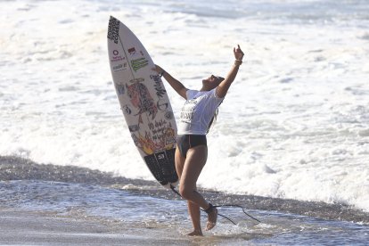 Dominic Barona de Ecuador celebra su victoria en la edición 39 del Corona Prosurf Circuit en Isabela (Puerto Rico).