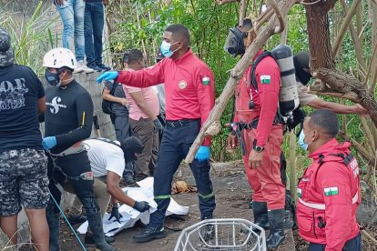 Operativo de levantamiento de cadáveres hallados en la escuela abandonada de Esmeraldas.