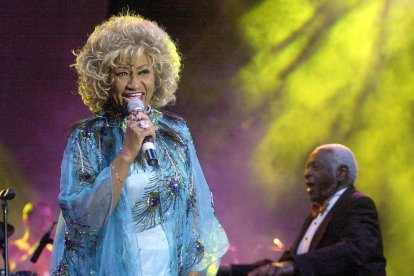 Celia Cruz irradiaba alegría en cada escenario; su voz y su presencia siguen siendo sinónimo de fuerza y sabor.