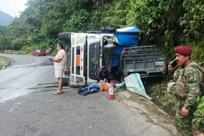 Militares aseguraron la zona tras el volcamiento del camión con explosivos en Río Negro, parroquia de Baños de Agua Santa.