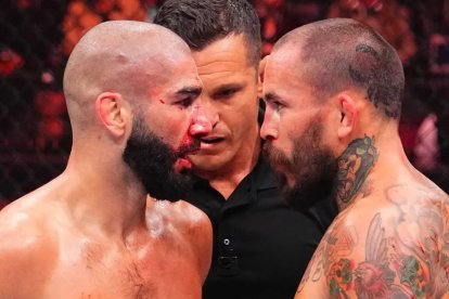 Chito Vera (d) carea con su rival,  Aiemann Zahabi (i) en la pelea que el canadiense se llevó de manera ajustada.