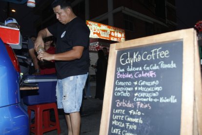 Eder Calderón es el barista encargado de preparar las bebidas.