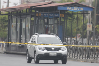 Auto abandonado sospechosamente en la av. 25 de Julio, sur de Guayaqui, generó alerta de seguridad.