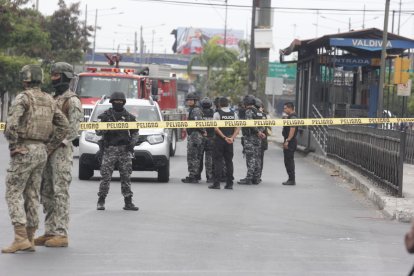 Agentes del GIR realizaron una detonación controlada para abrir el vehículo abandonado en la avenida 25 de Julio, en el sur de Guayaquil. No se encontraron explosivos en su interior.