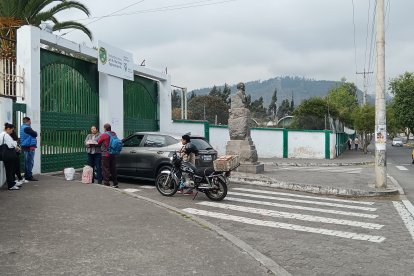 Padres de familia lamentaban la tragedia del estudiante de seis años dentro del plantel educativo en el sur de Ambato.