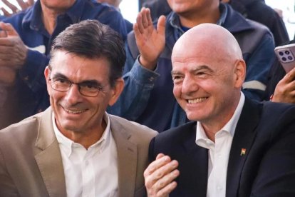 Rodrigo Paz (i) y Gianni Infantino (d), el presidente de Bolivia y el de la FIFA, respectivamente.