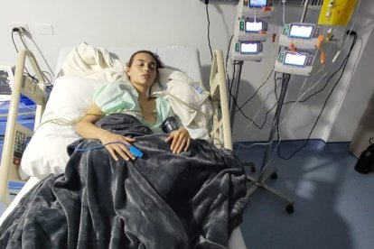 La joven ecuatoriana enfrenta secuelas físicas y emocionales tras enfermar por sushi.