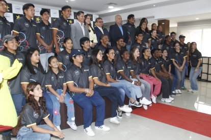 Deportistas, dirigentes del COE y representantes de Carls Jr, tras la firma de la alianza.