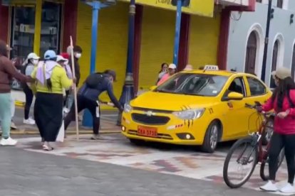 Los manifestantes llegan con los rostros cubiertos e intimidan a los dueños de los negocios para que cierren los locales.
