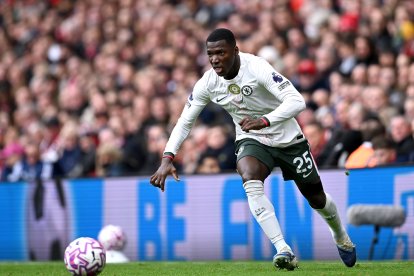 Moisés Caicedo es una de las figuras del Chelsea y será titular ante el Ajax por Champions.