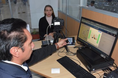 Ciudadana realizando la renovación de cédula en una agencia del Registro Civil del Ecuador.