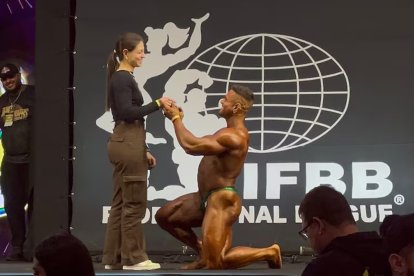 Kadu Santos durante la petición de mano para casarse con Sabrina Wollmann.