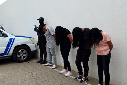 Los sospechosos fueron aprehendidos en poder de un carro y otros elementos.