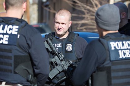 El Servicio de Inmigración y Control de Aduanas ejecuta operaciones de deportación