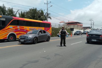 El abogado Efraín Mendoza fue disparado cuando conducía un vehículo en la vía Montecristi - Manta
