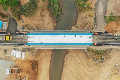 La Prefectura del Guayas instaló un puente Bailey para restablecer el tránsito en la vía Puerto Inca - Naranjal.