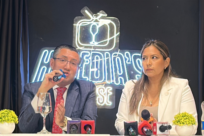 Iván Saquicela con la hermana de Pepe Tola, Verónica Tola, en una rueda de prensa realizada este 22 de octubre.