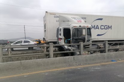 Así quedó el vehículo pesado que transitaba por la autopista Narcisa de Jesús.