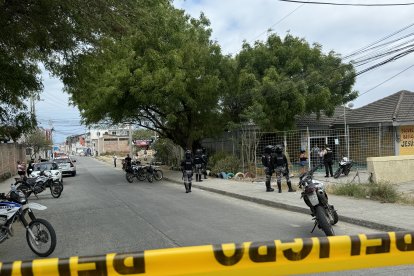 Un hombre fue disparado cuando dejaba a un menor en una escuela del barrio Santa Martha, de Manta