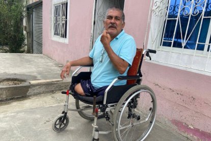 Freddy pide ayuda para conseguir una silla de ruedas eléctrica que le permita valerse por sí mismo.