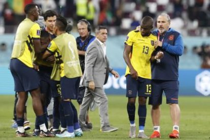 Los seleccionados ecuatorianos se lamentan tras la eliminación en el Mundial de Catar 2022 ante Senegal