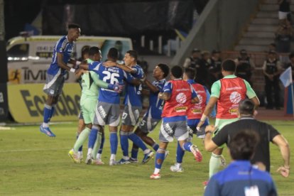 Los jugadores de Emelec felicitan al portero Pedro Ortiz, quien fue figura en la clasificación a las semifinales de la Copa Ecuador