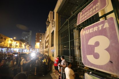 Los comerciantes que residen cerca del mercado llegaron para conocer el estado de sus módulos.