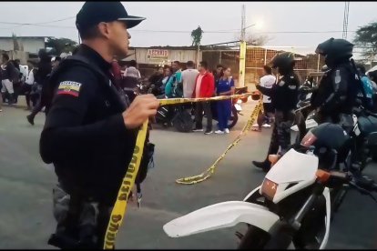 La policía acordonó un carril del ingreso a Huaquillas para realizar los levantamientos de los cuerpos