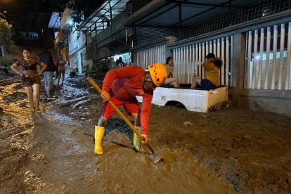 Los bomberos tuvieron que intervenir en varias calles de la capital manabita que se vieron inundadas