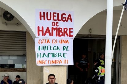 Los agentes de tránsito de Manta protagonizan una huelga de hambre indefinida