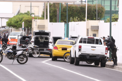 Agentes policiales revisaron dos carros en la salida vehicular de las instalaciones aeroportuarias.