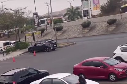 Mujer grafiteó un auto blanco con la leyenda "perro infiel".