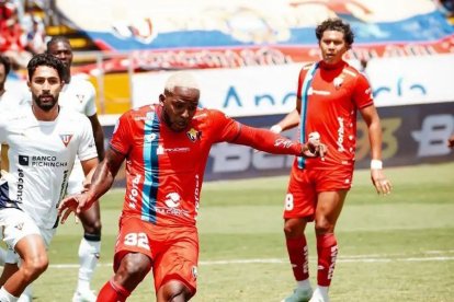 El defensor Anthony Bedoya (c) se desvinculó de mutuo acuerdo del Nacional